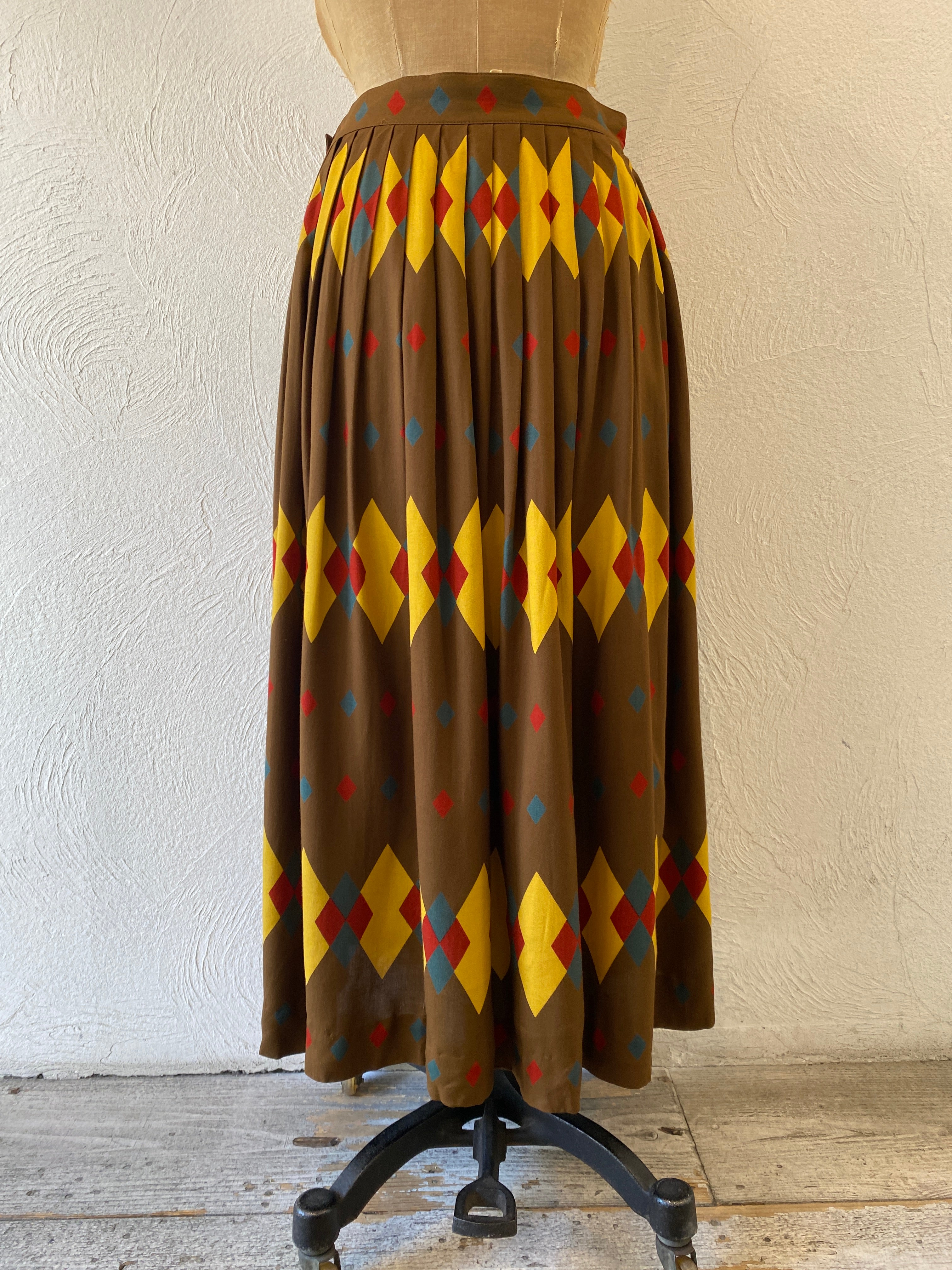 waist point tuck skirt