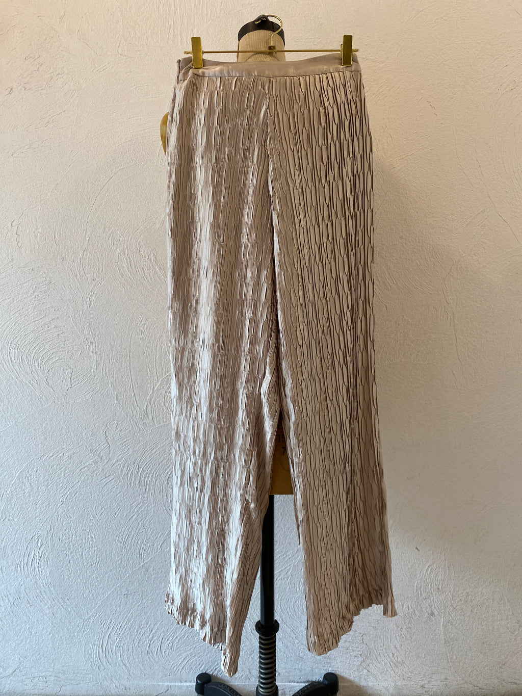 3D pleats shiny pants