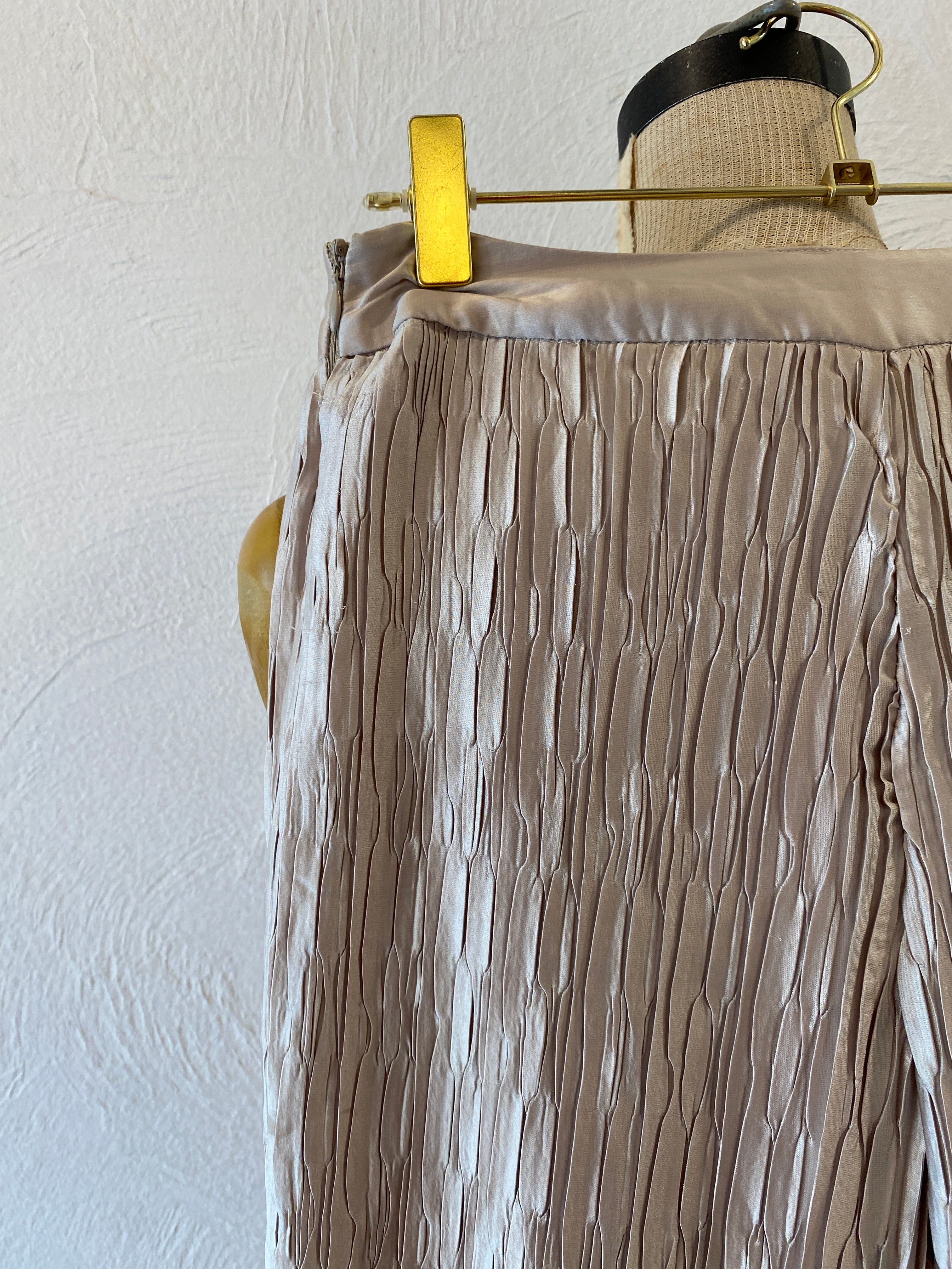 pleats shiny pants