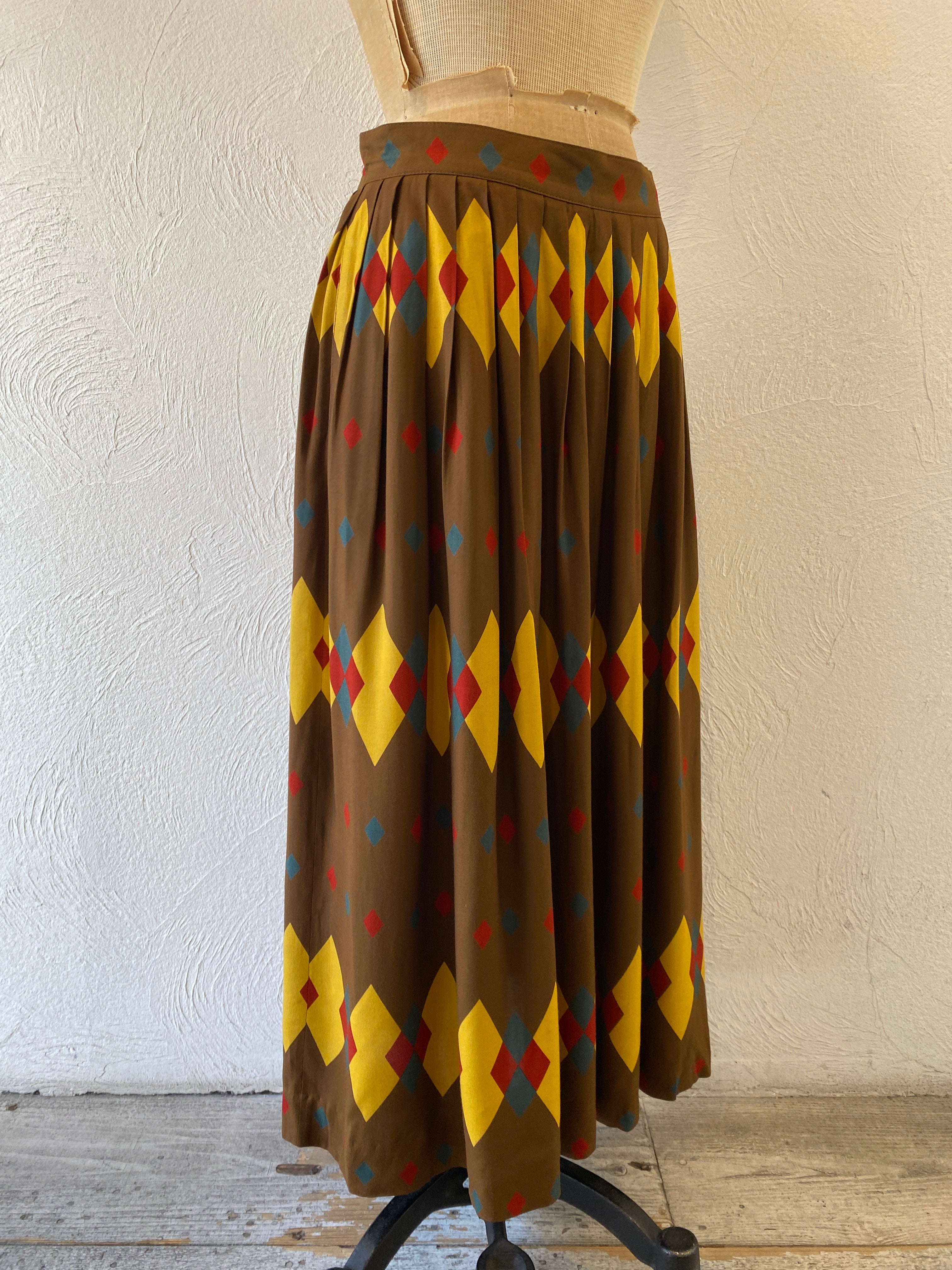 waist point tuck skirt