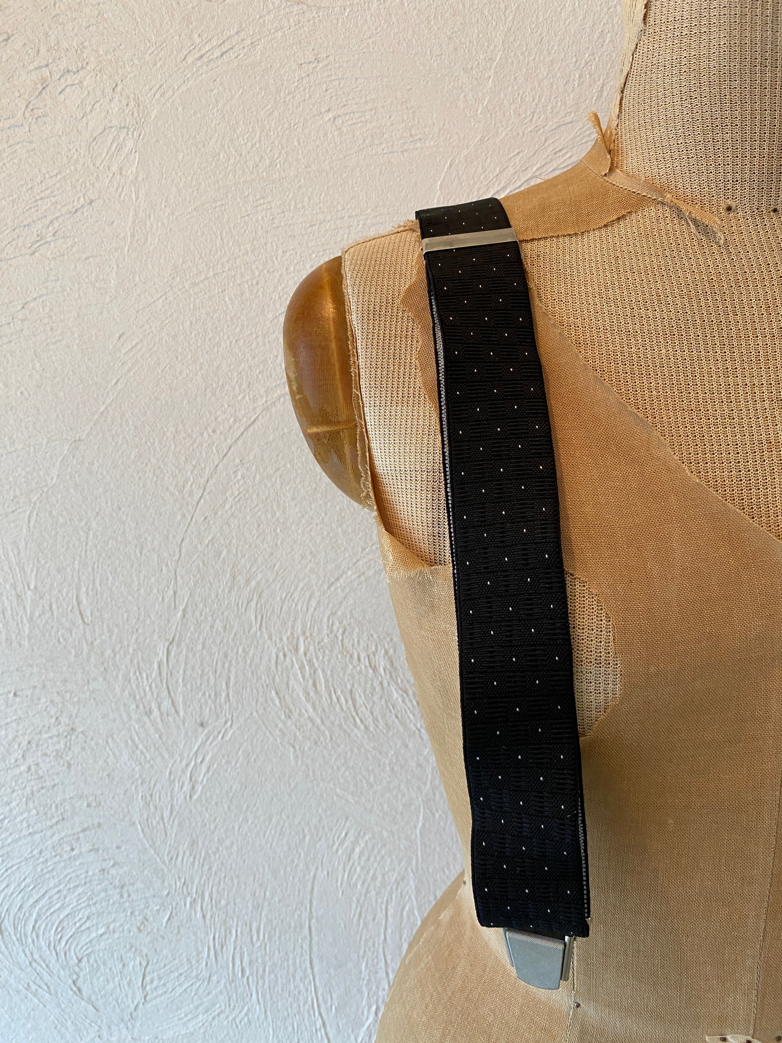 black dot suspender