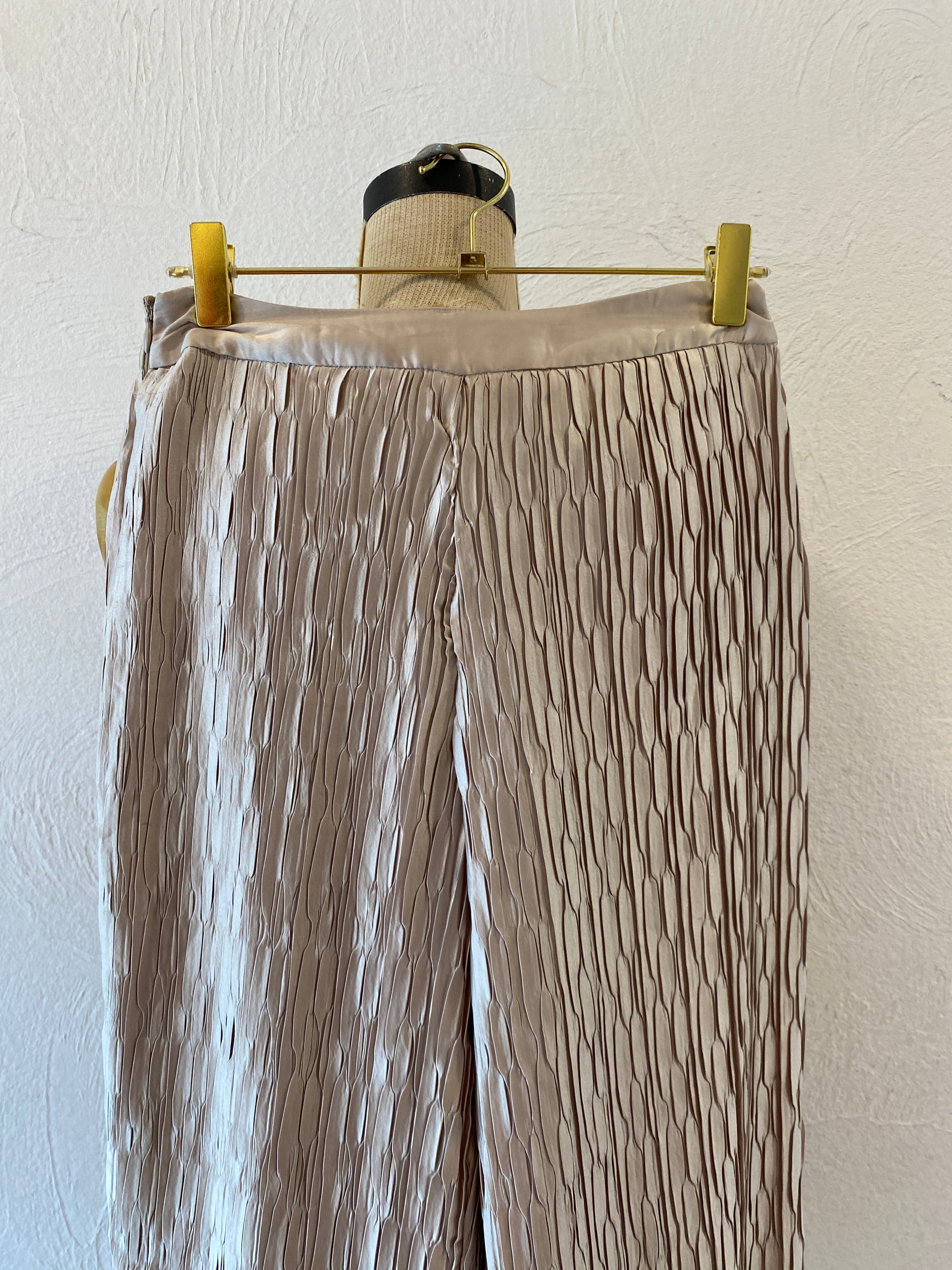 pleats shiny pants