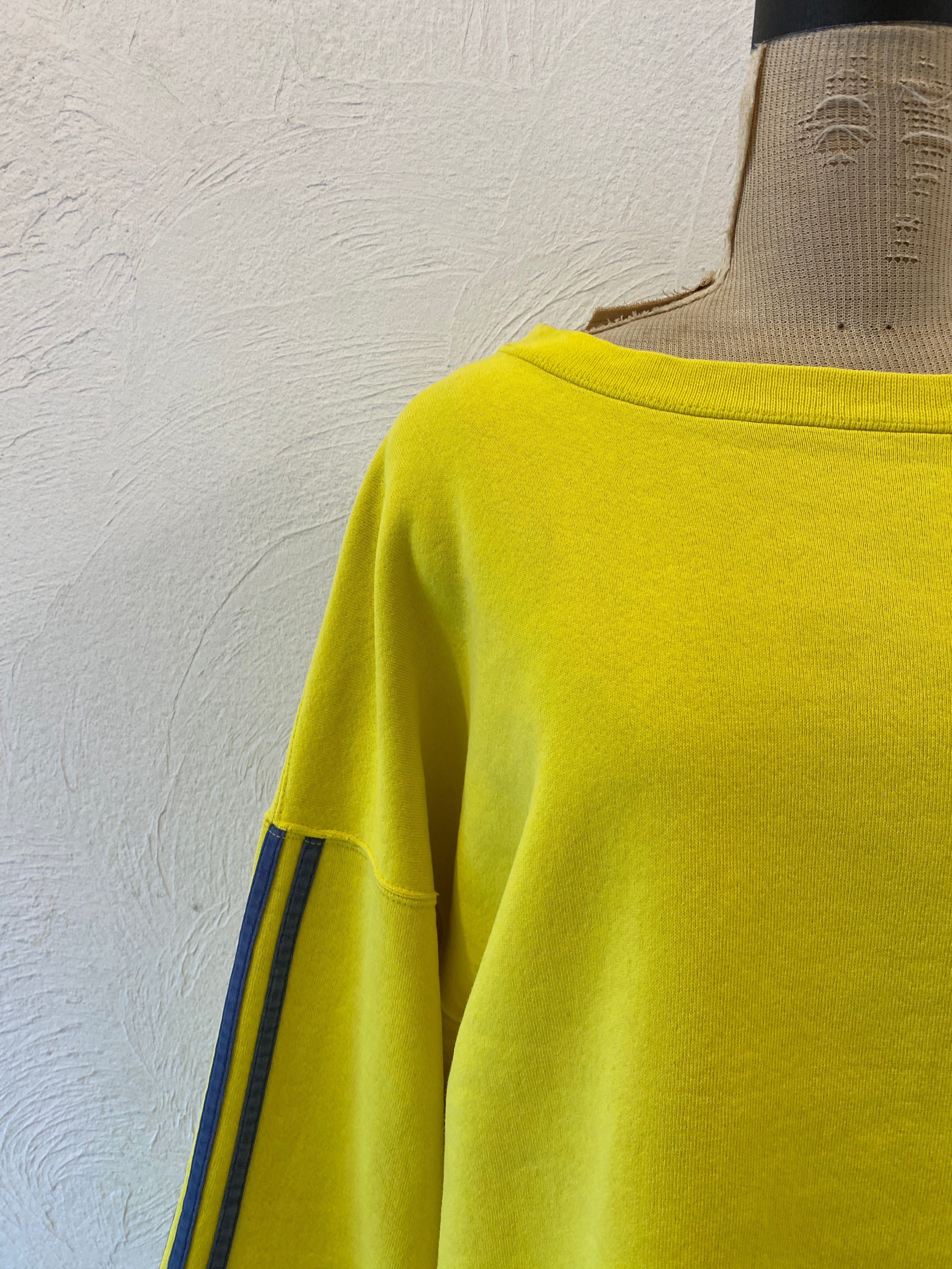 line yellow sweat