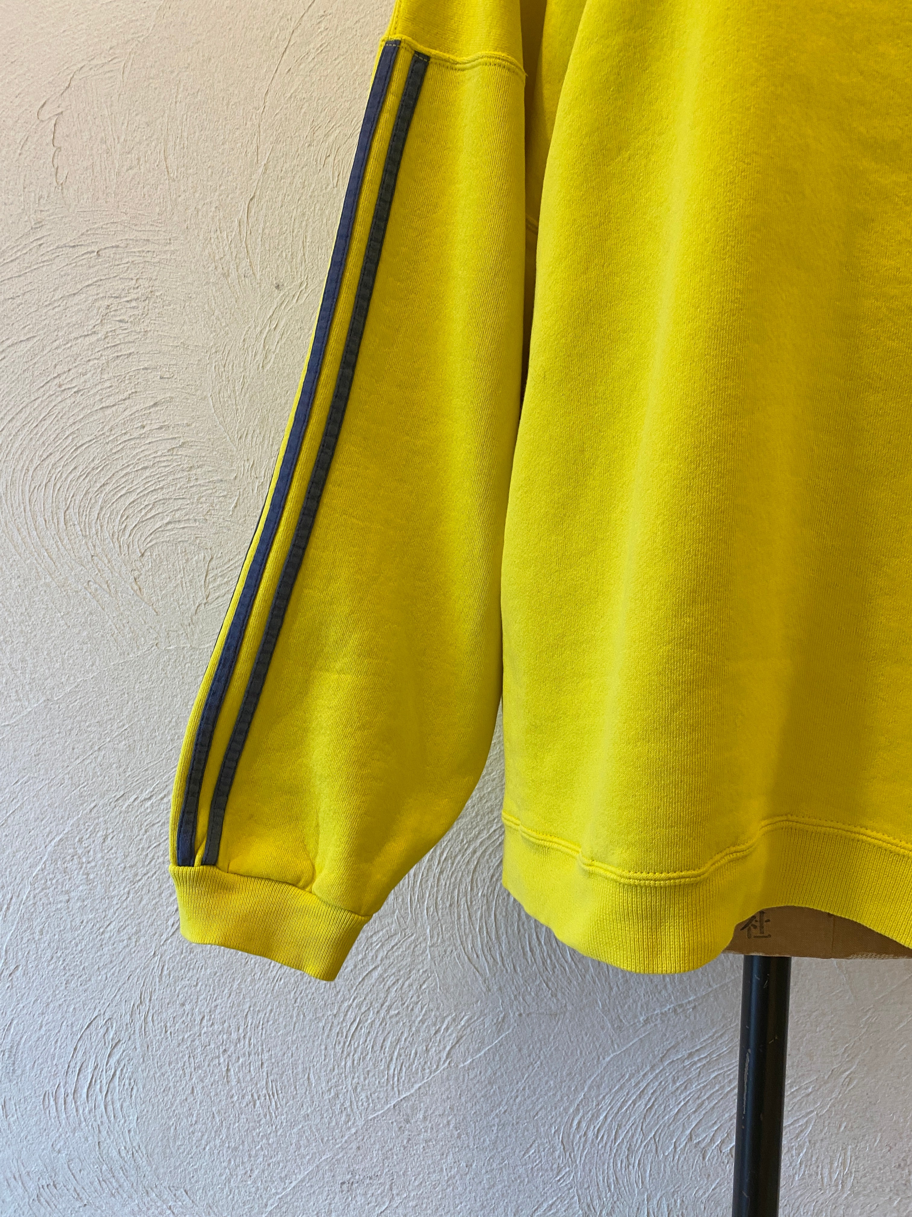 line yellow sweat
