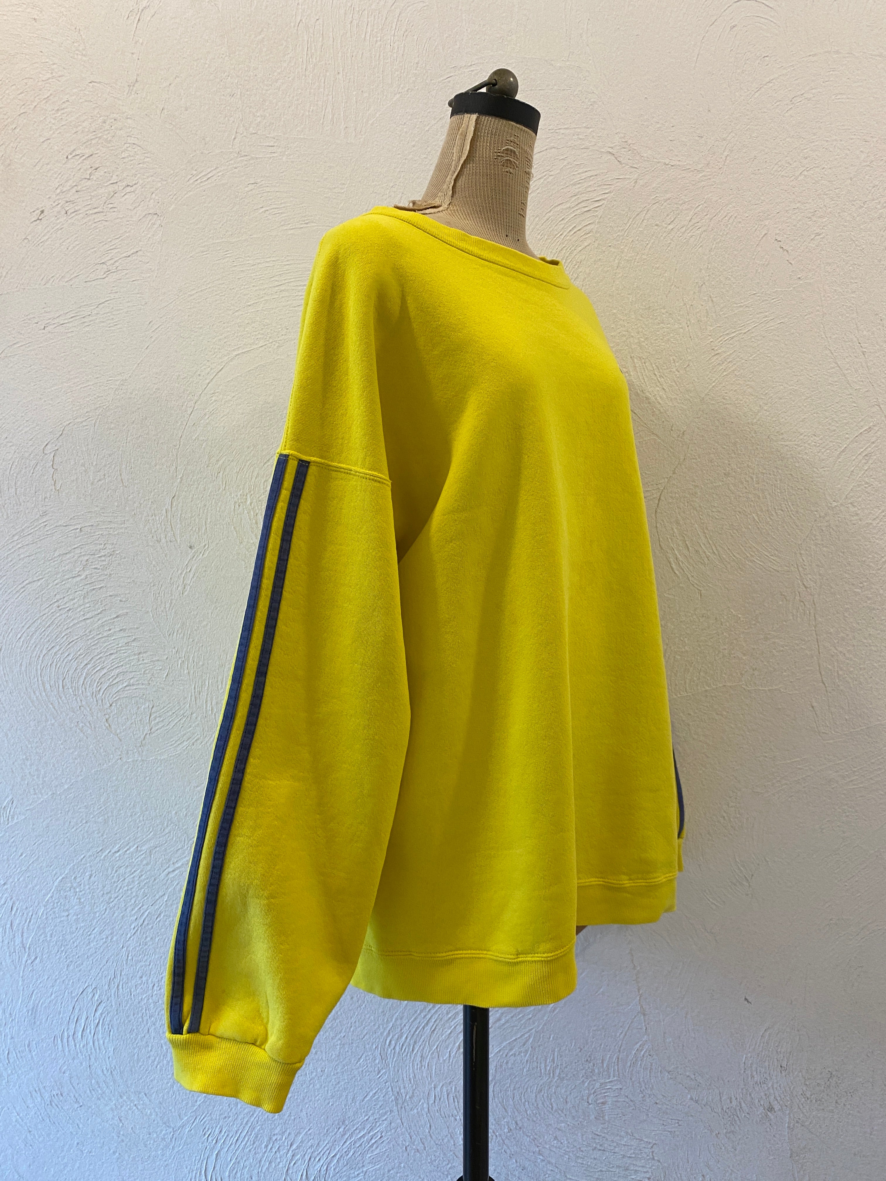 line yellow sweat