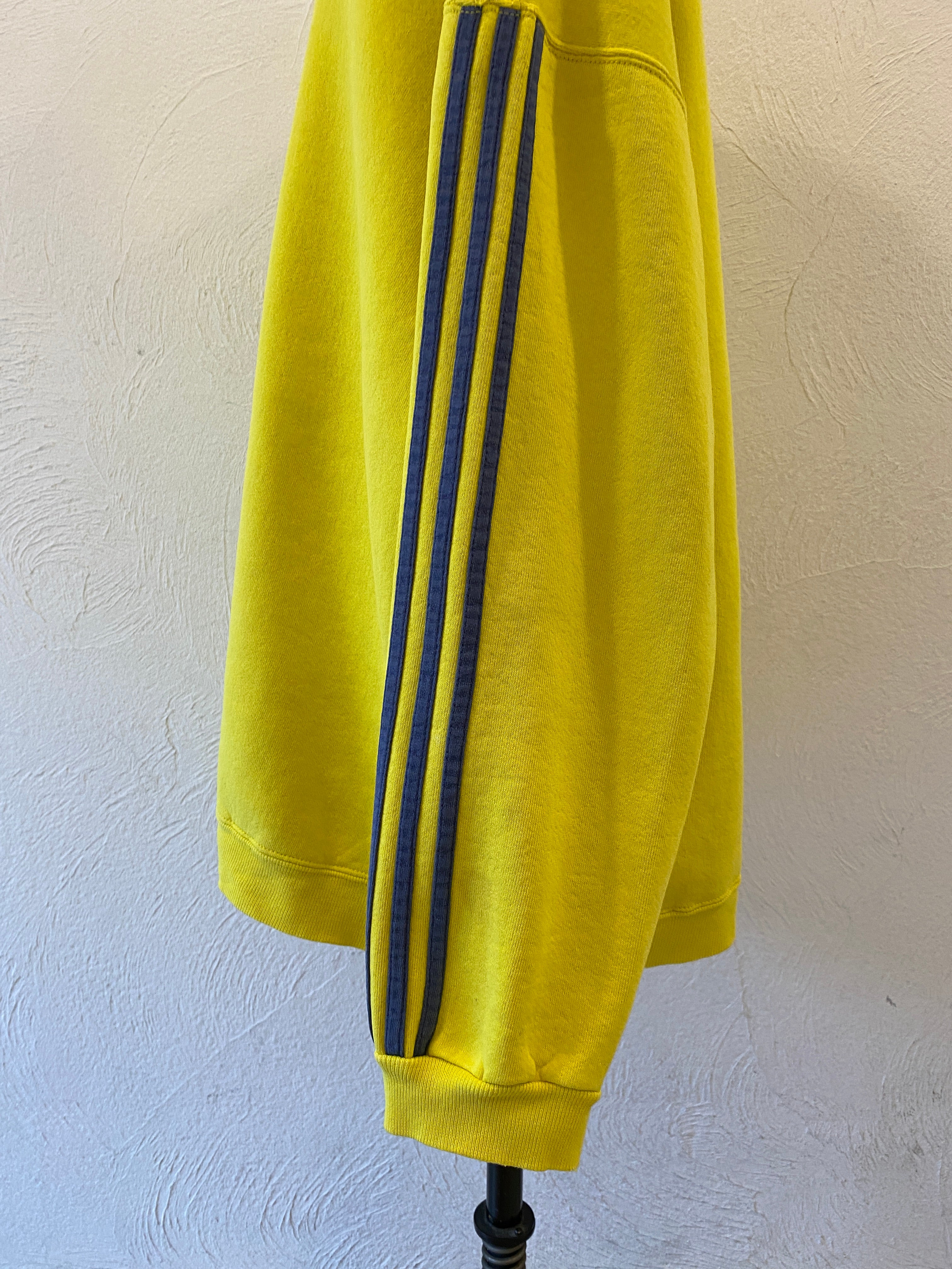 line yellow sweat