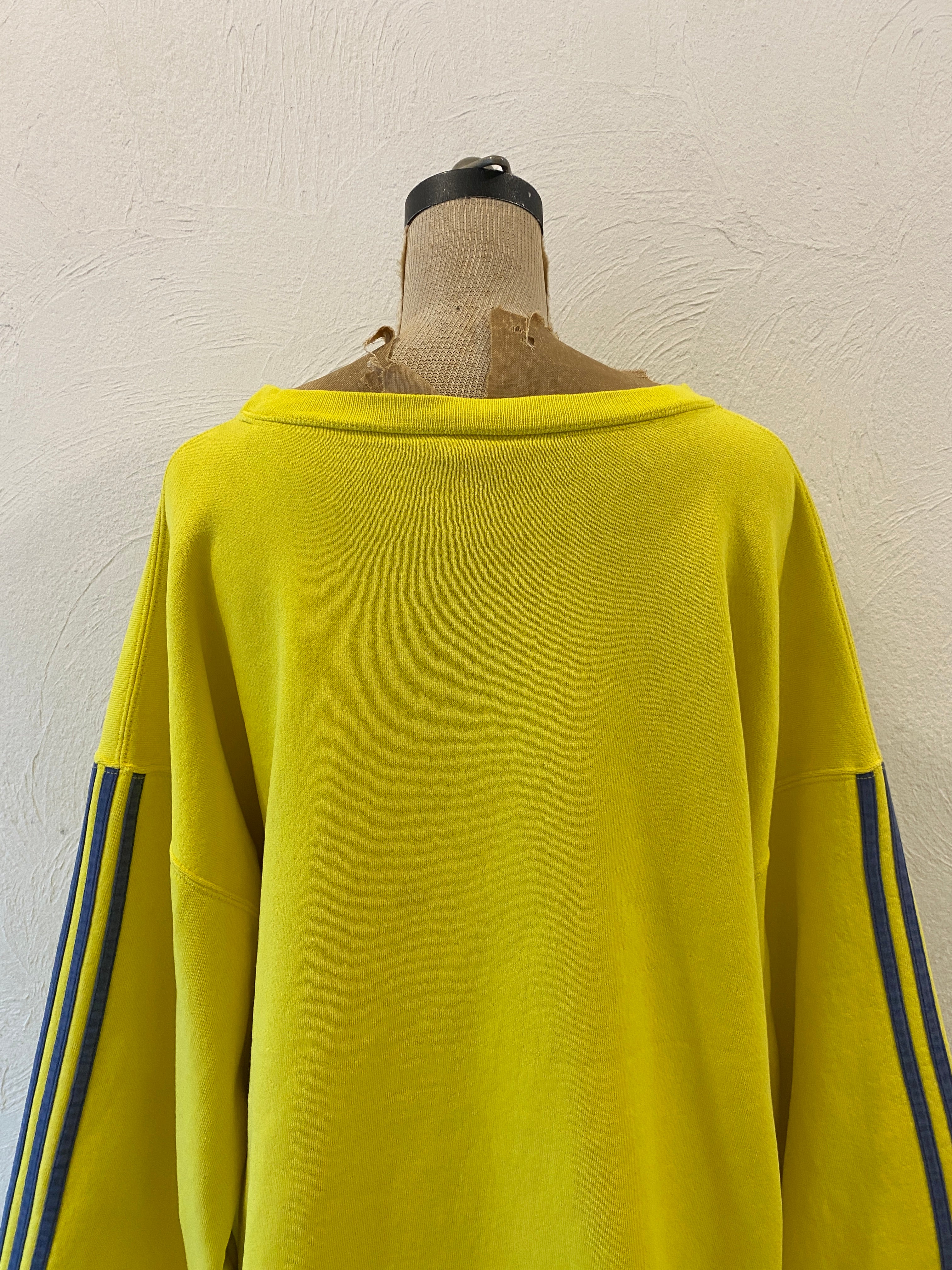 line yellow sweat