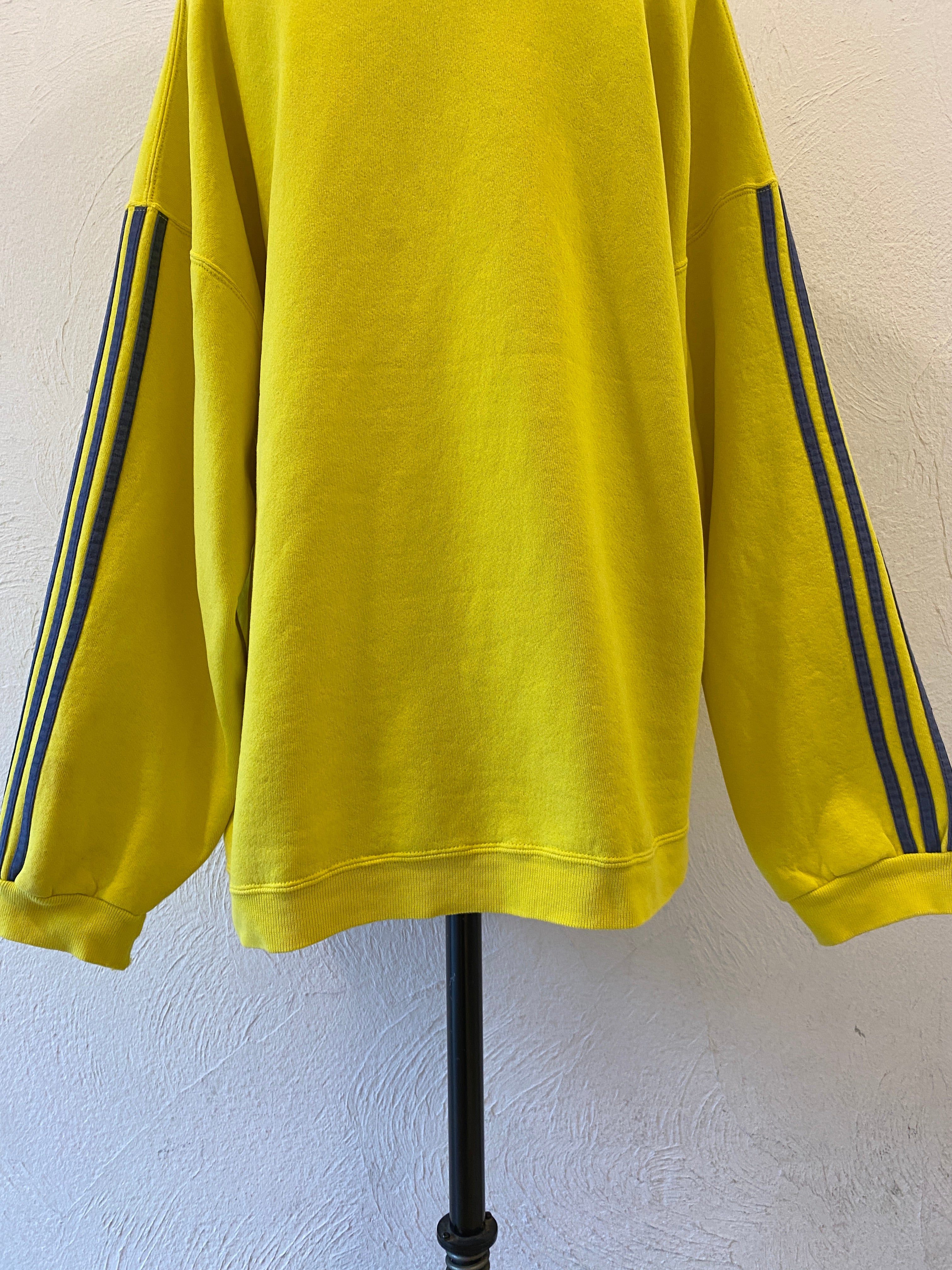 line yellow sweat