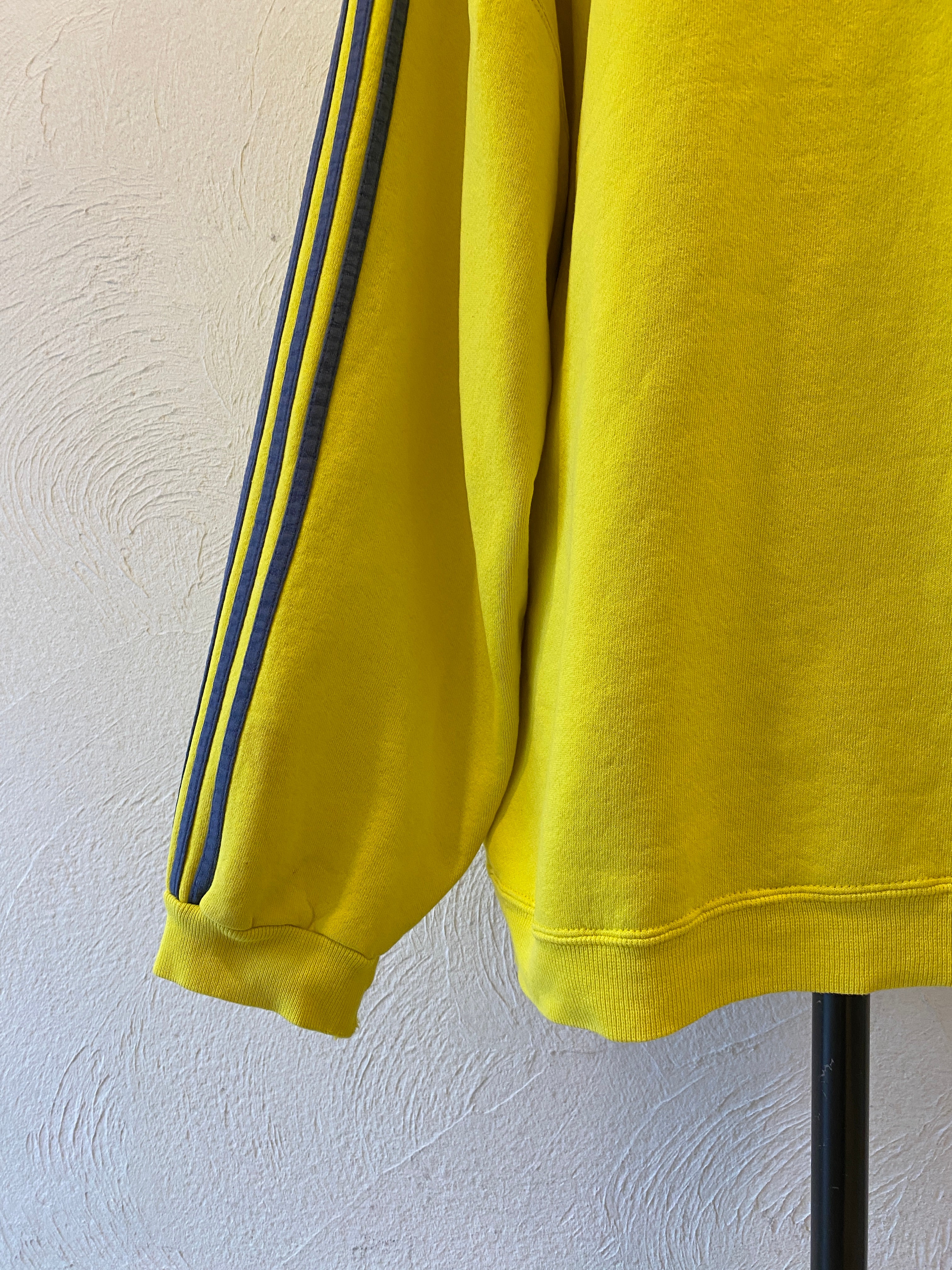 line yellow sweat