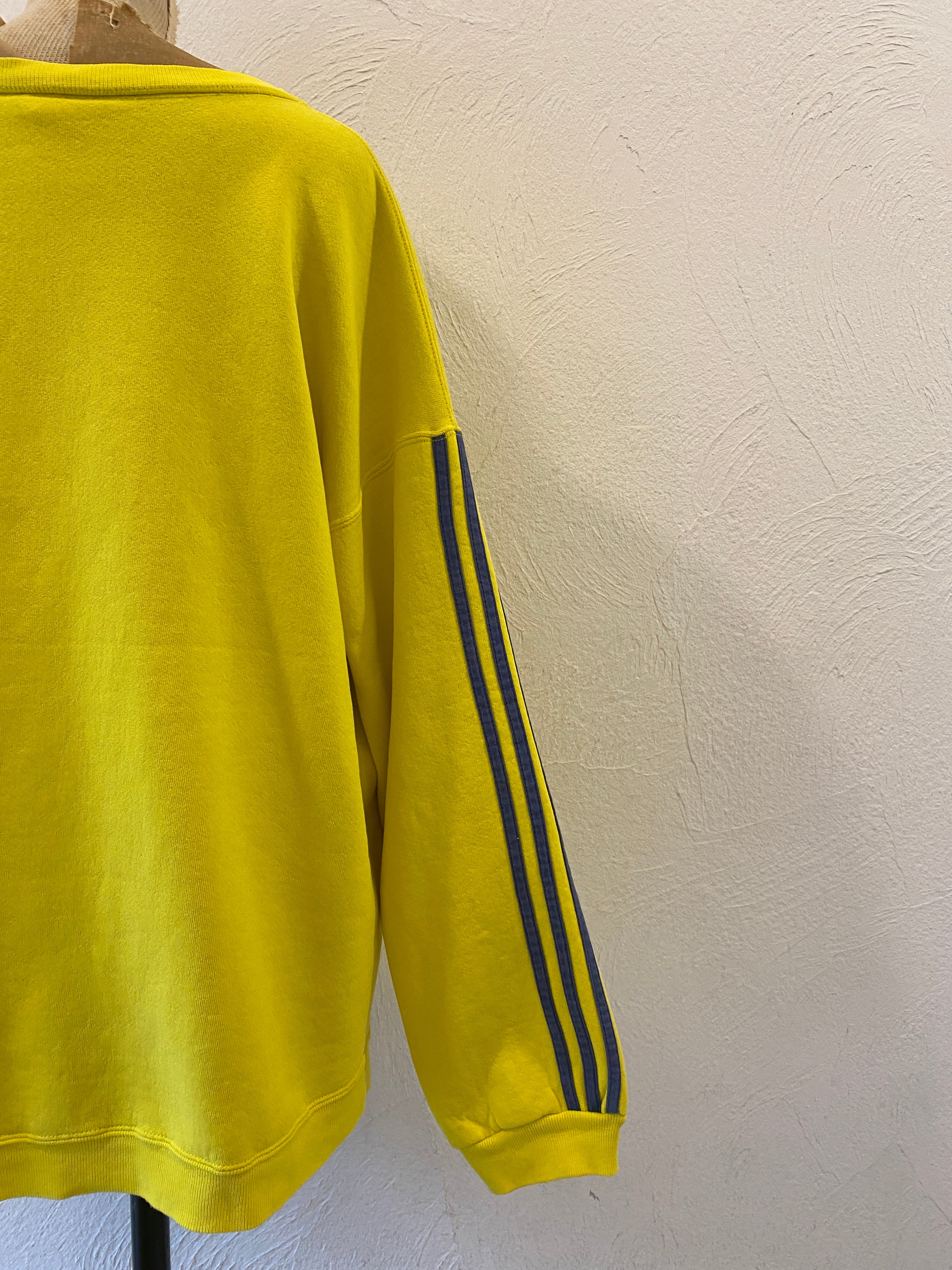 line yellow sweat