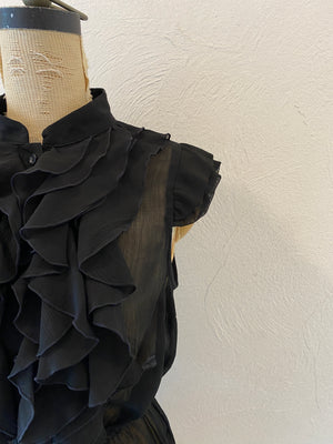 volume frill blouse