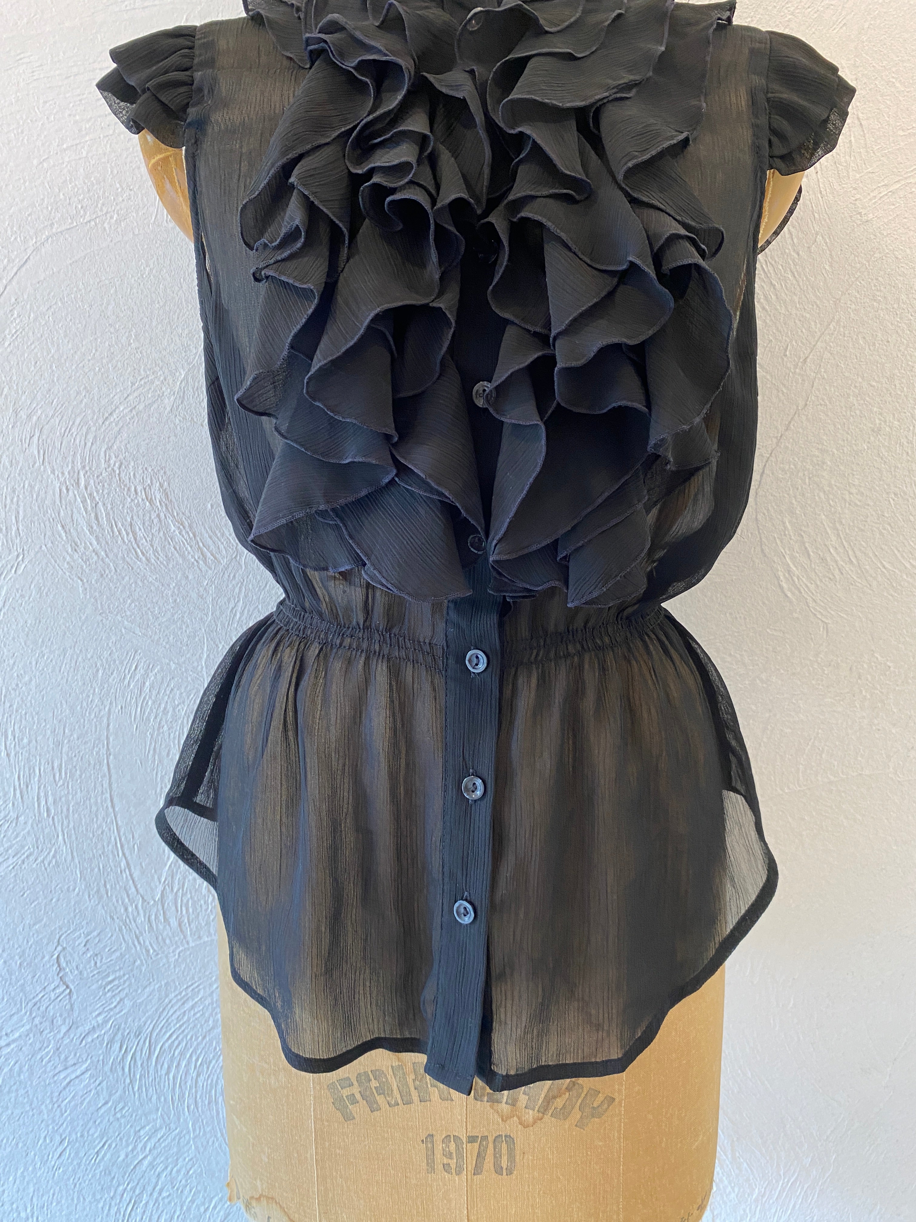 volume frill blouse