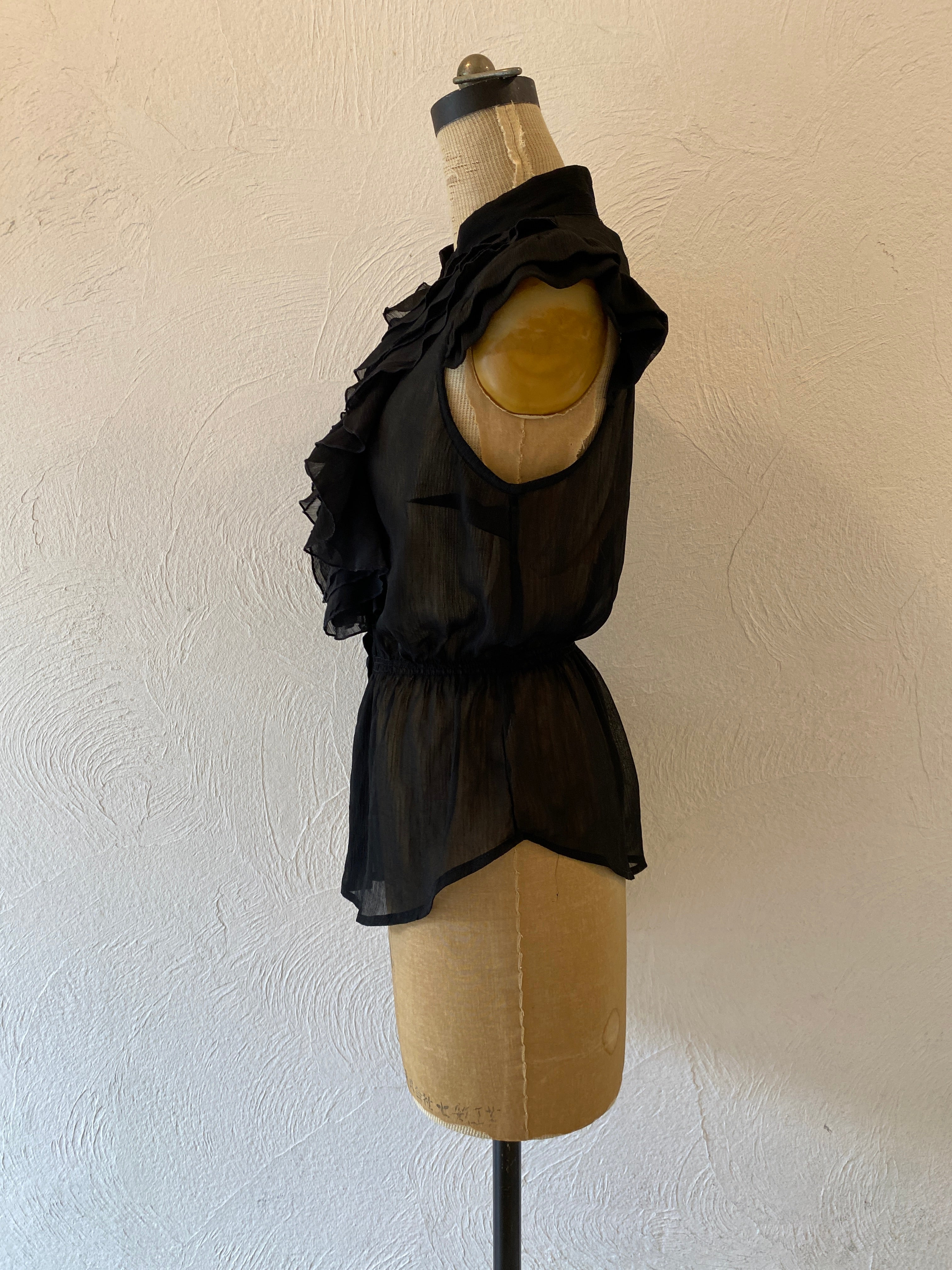 volume frill blouse