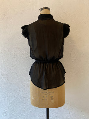 volume frill blouse