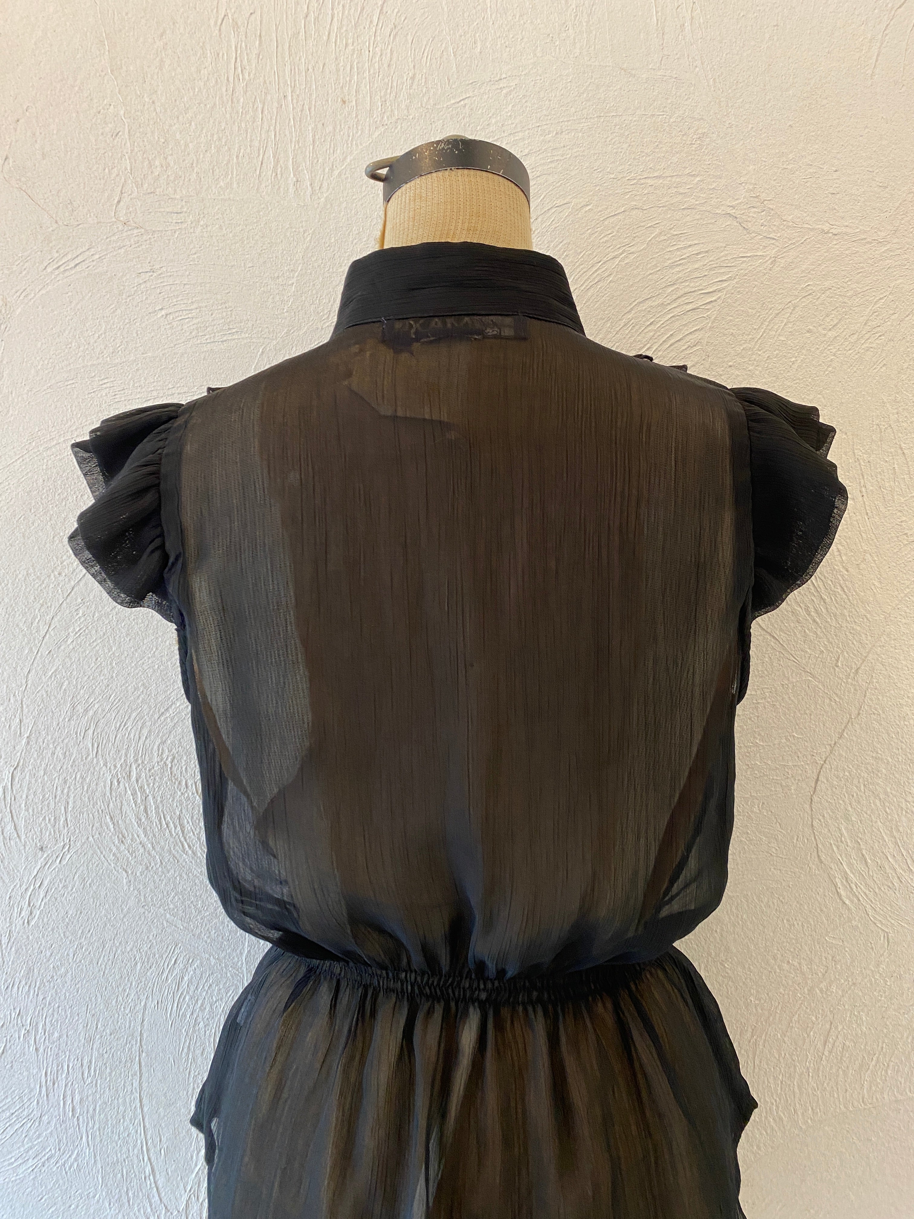 volume frill blouse