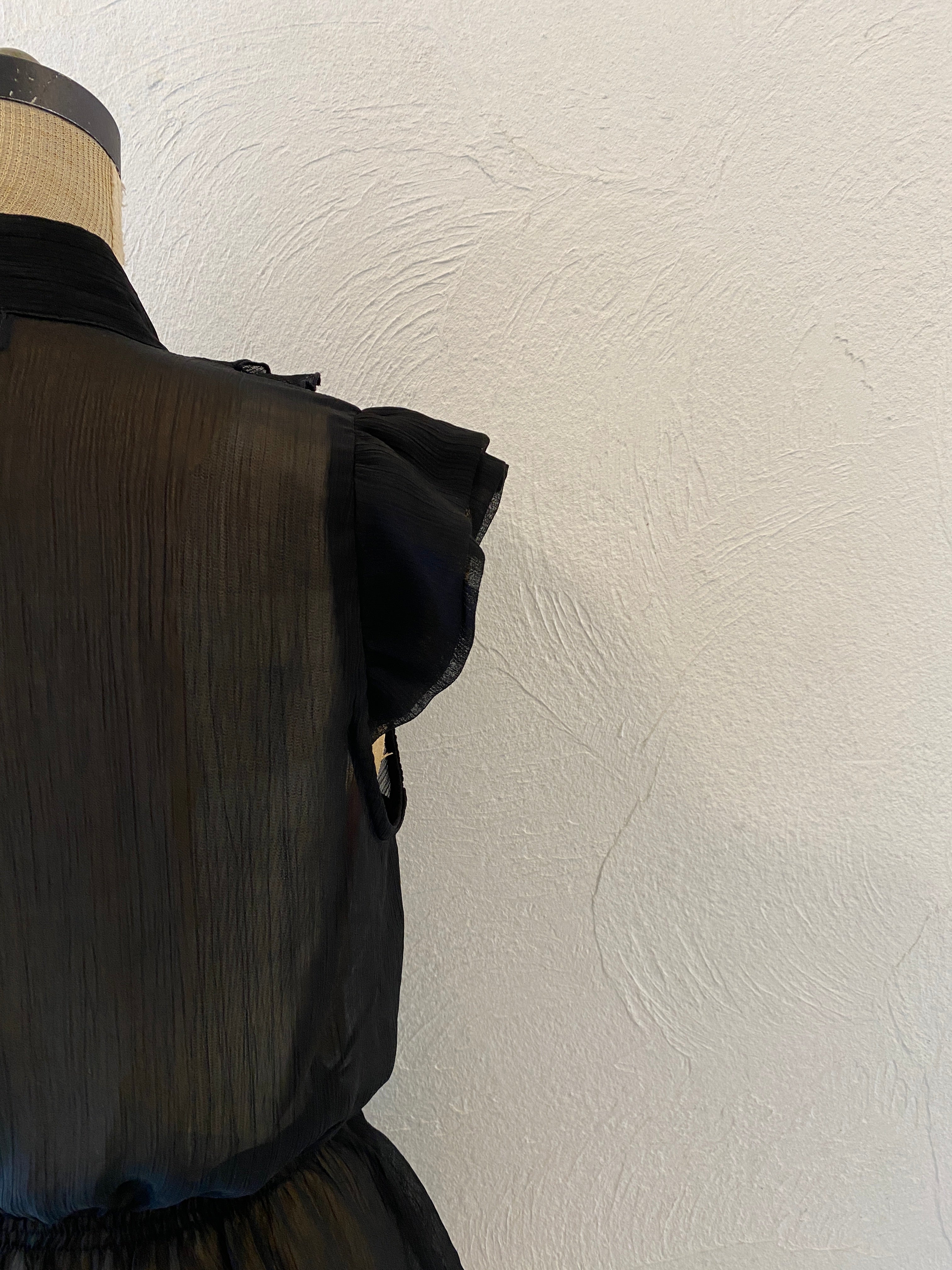 volume frill blouse